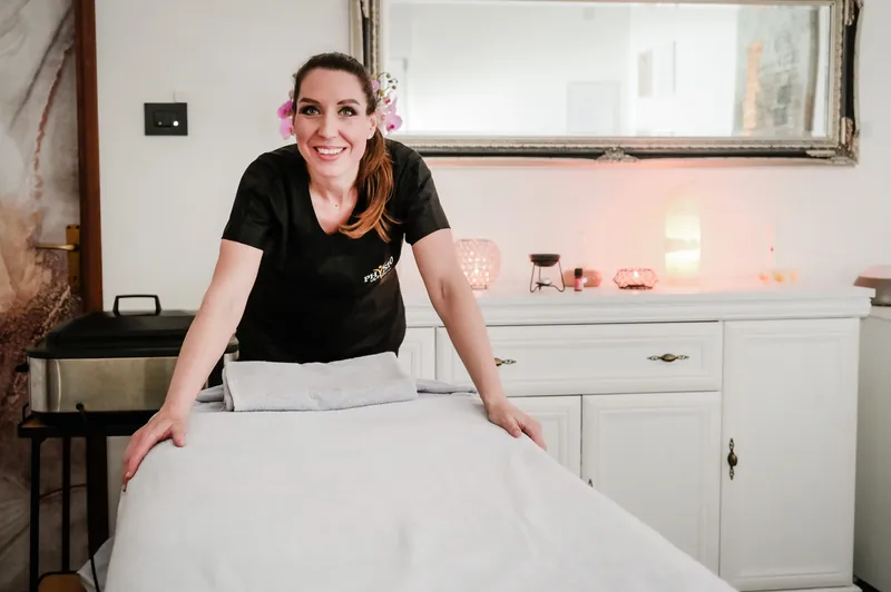 Lara pronta ad accogliere un cliente nella sala massaggi